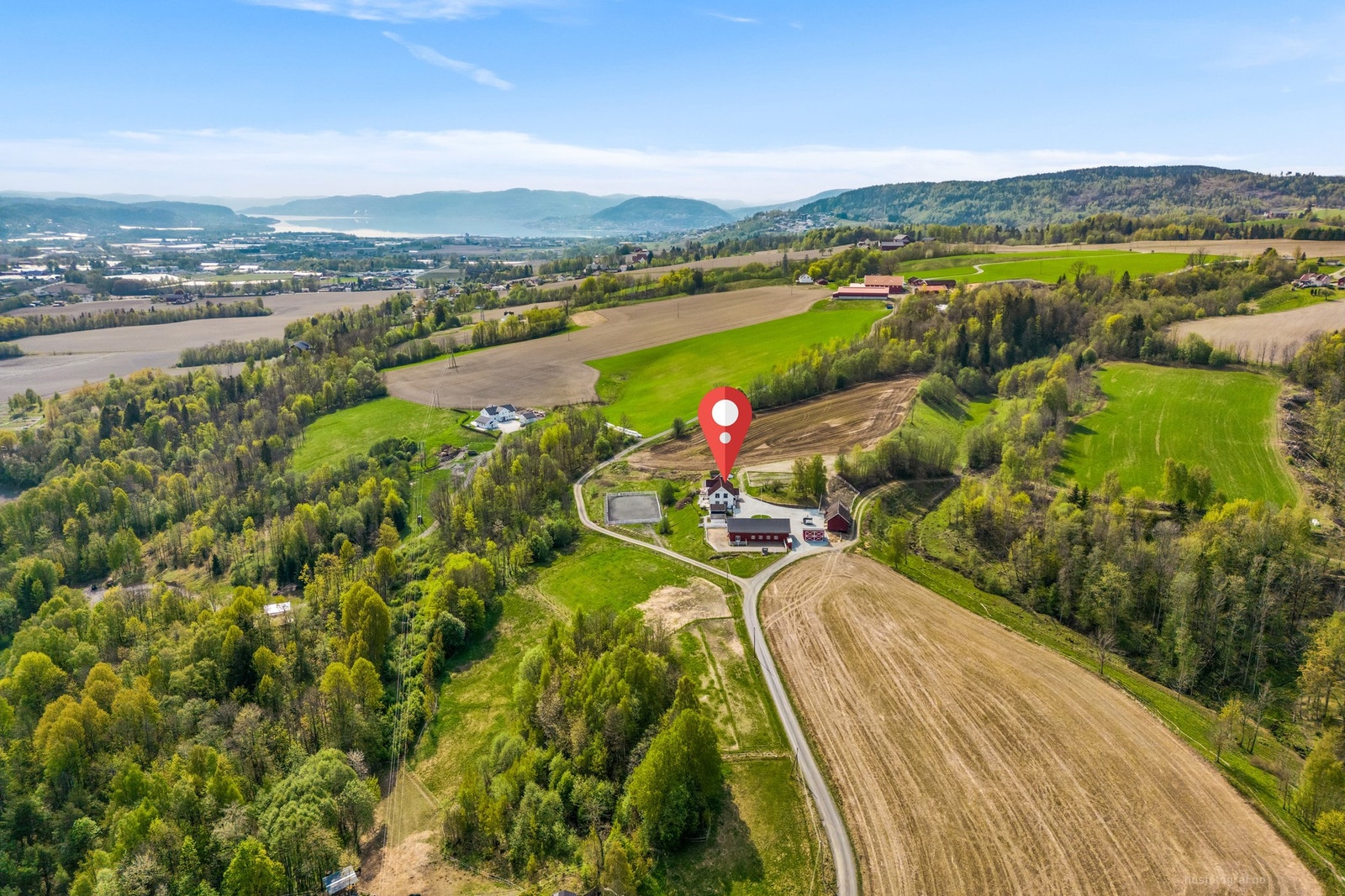 Nydelig plassert i solhellingen - helt usjenert og med herlig utsikt over Lierdalen Galleribilde