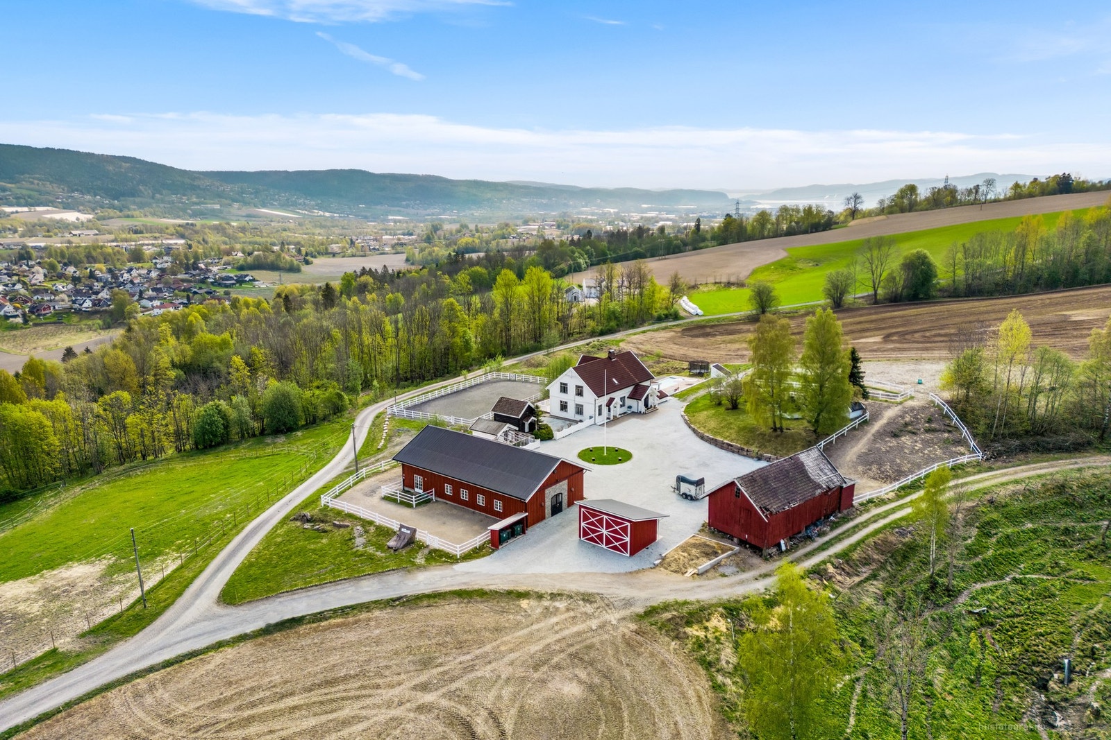 Svært hyggelig gårdstun tilrettelagt for hestehold med bolighus, stabbur, stall og låve, samt ridebane og noe gressareal - flere opparbeidede paddocker! Galleribilde