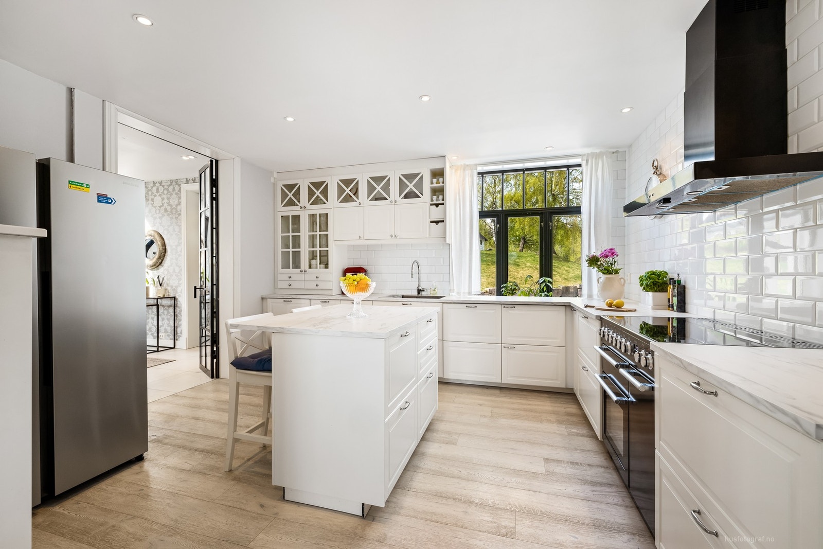 Nyere kjøkken med øy og spiseplass Galleribilde