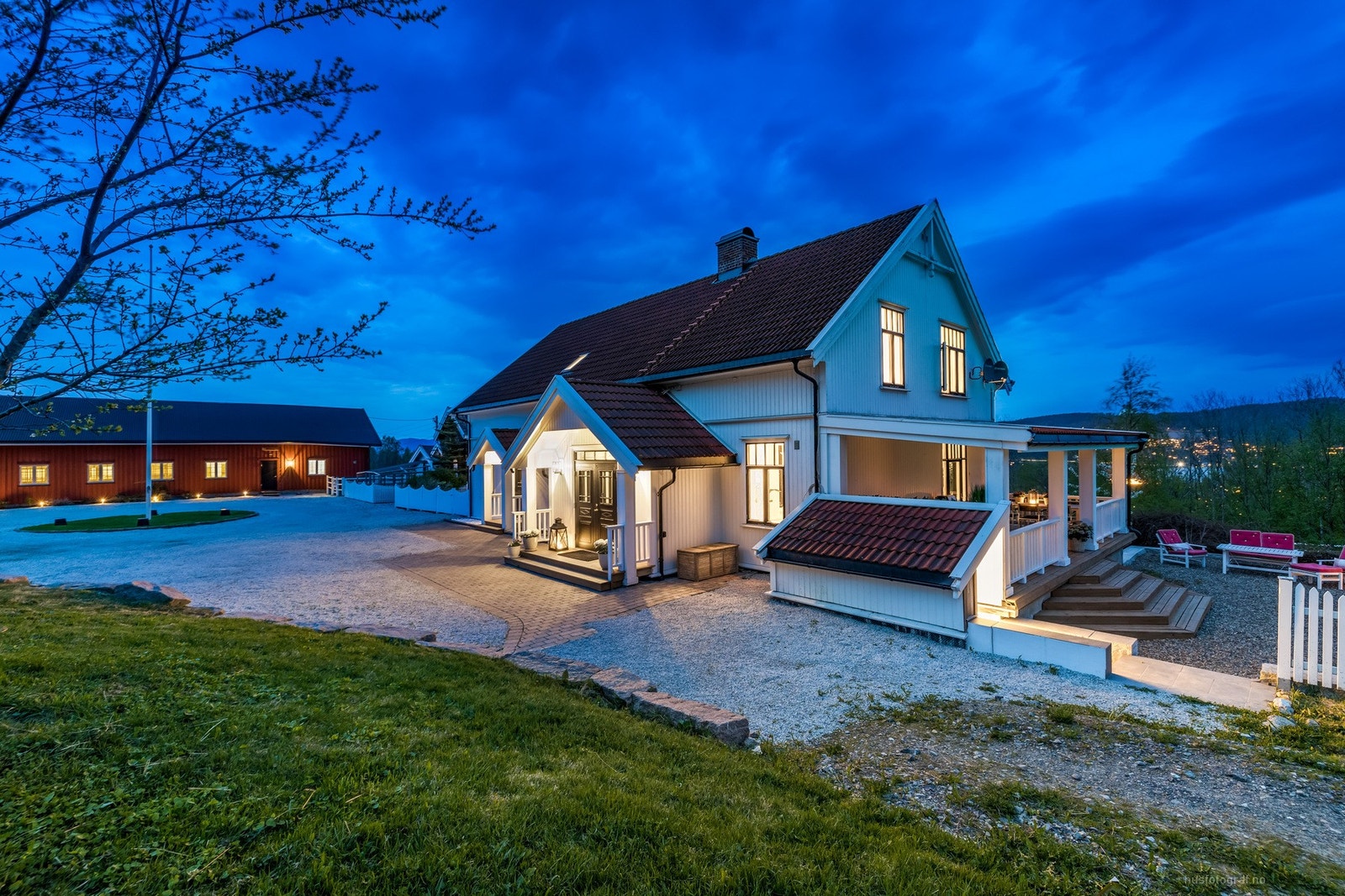 Kveldsstemning på gården Galleribilde