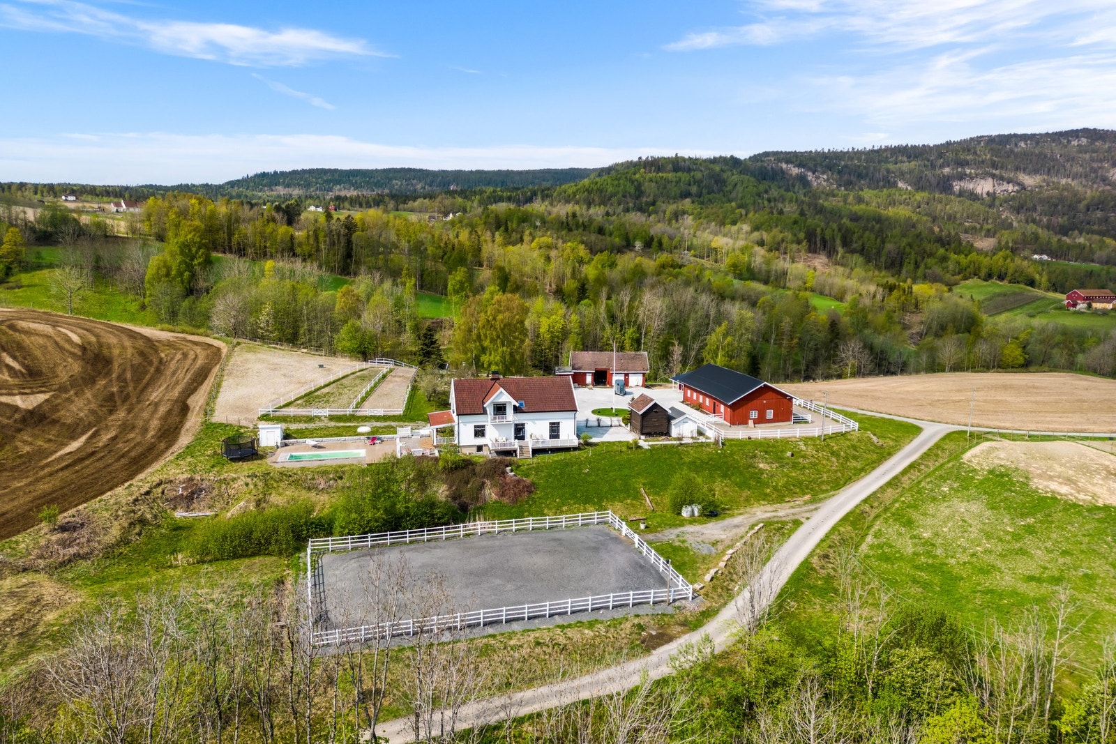 Velkommen til Jarenveien 15 sentralt i Lier - få minutter unna de fleste fasiliteter! En unik eiendom bestående av et stort gårdstun som er tilrettelagt for omfattende hestehold med gode inntektsmuligheter. Svært solrik og unik beliggenhet med en nydelig Galleribilde