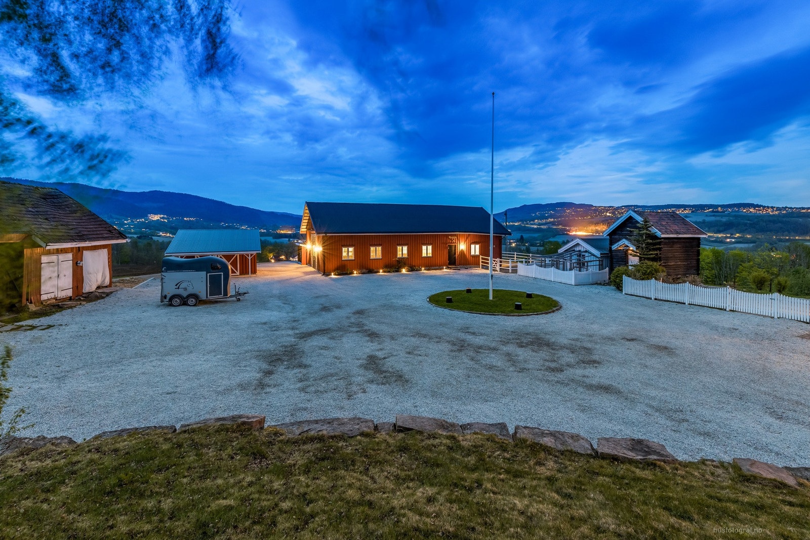 Kveldsstemning på gården Galleribilde