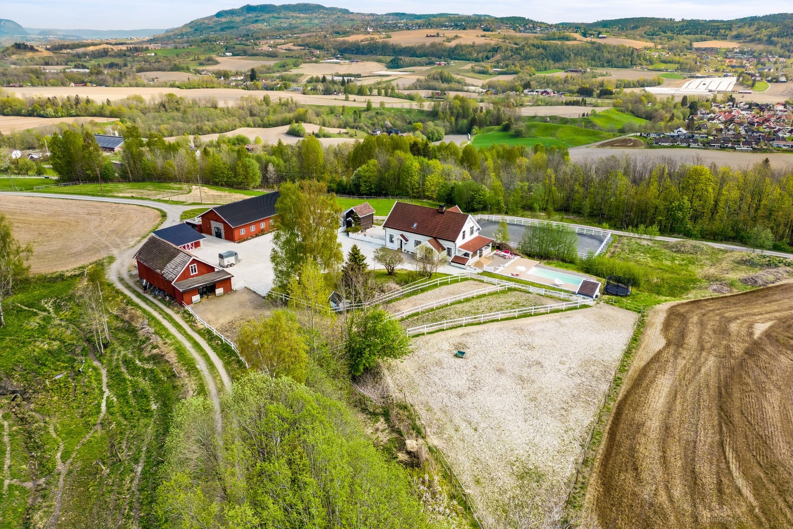 Beliggende i et sjarmerende landbruksområde med nærhet til marka, bare 2,5 km til Lierbyen med kommunesenter, forretninger og god bussforbindelse (ekspress) mot Drammen og Oslo. Kort og enkel adkomst til E-18/Drammen /Oslo. Galleribilde