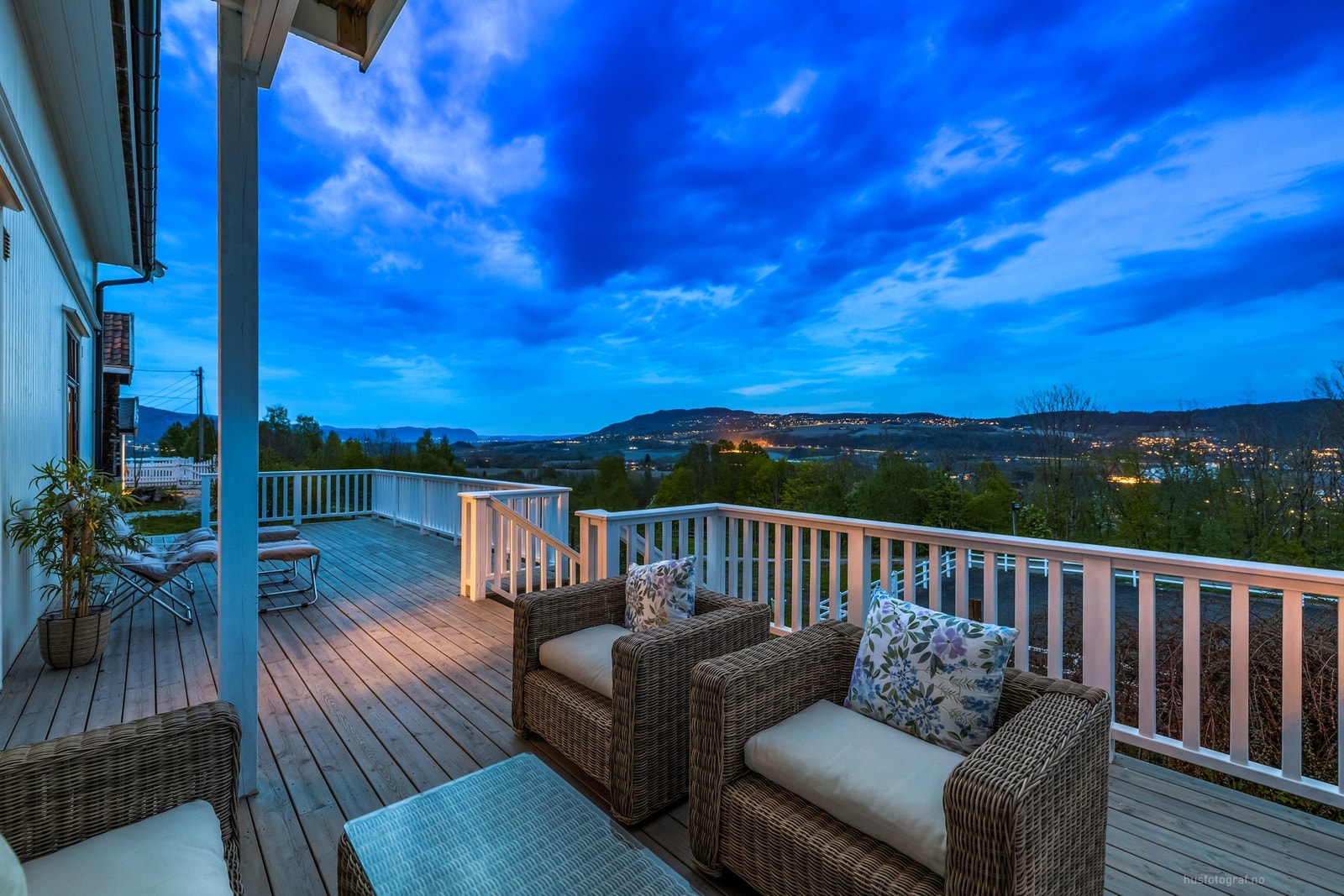 Kveldsstemning - terrasse og utsikt Galleribilde