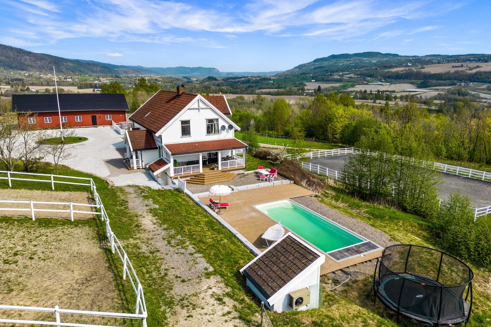 Nydelig beliggenhet i solhellingen med flott utsikt over Lierdalen - sol fra morgen til sen kveld! Galleribilde