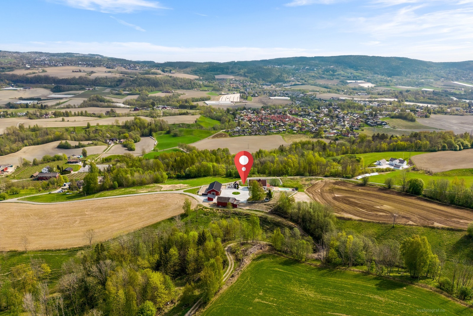 Velkommen til Jarenveien 15 sentralt i Lier - få minutter unna de fleste fasiliteter! En unik eiendom bestående av et stort gårdstun som er tilrettelagt for omfattende hestehold med gode inntektsmuligheter. Svært solrik og unik beliggenhet med en nydelig Galleribilde