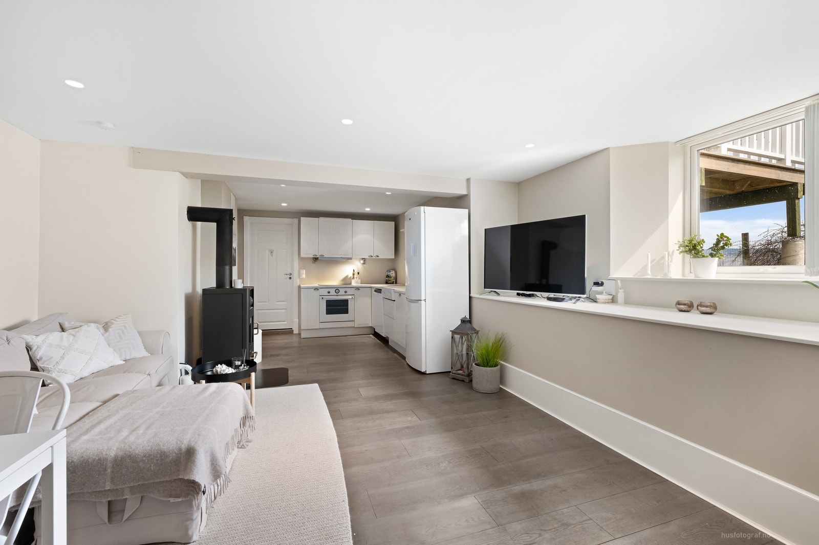 Stue/åpen kjøkkenløsning i u.etg. - hybel/generasjonsdel Galleribilde