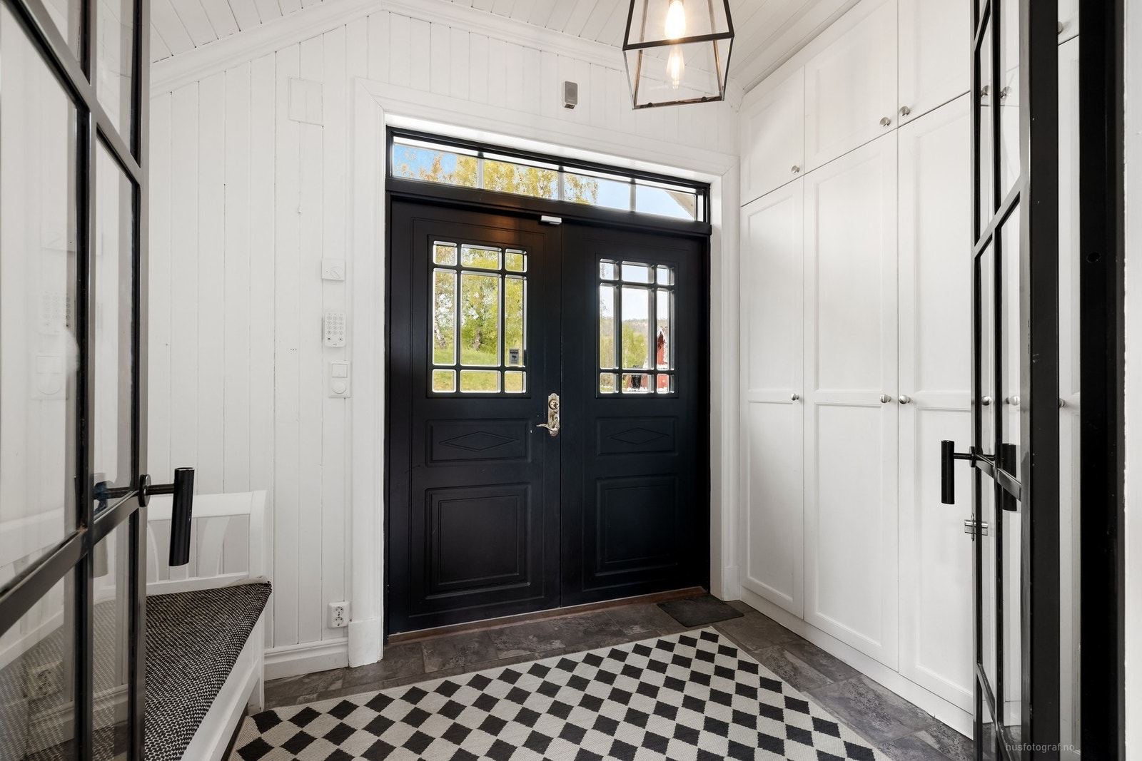 Velkommen inn - romslig hall med garderobe og generøs takhøyde Galleribilde