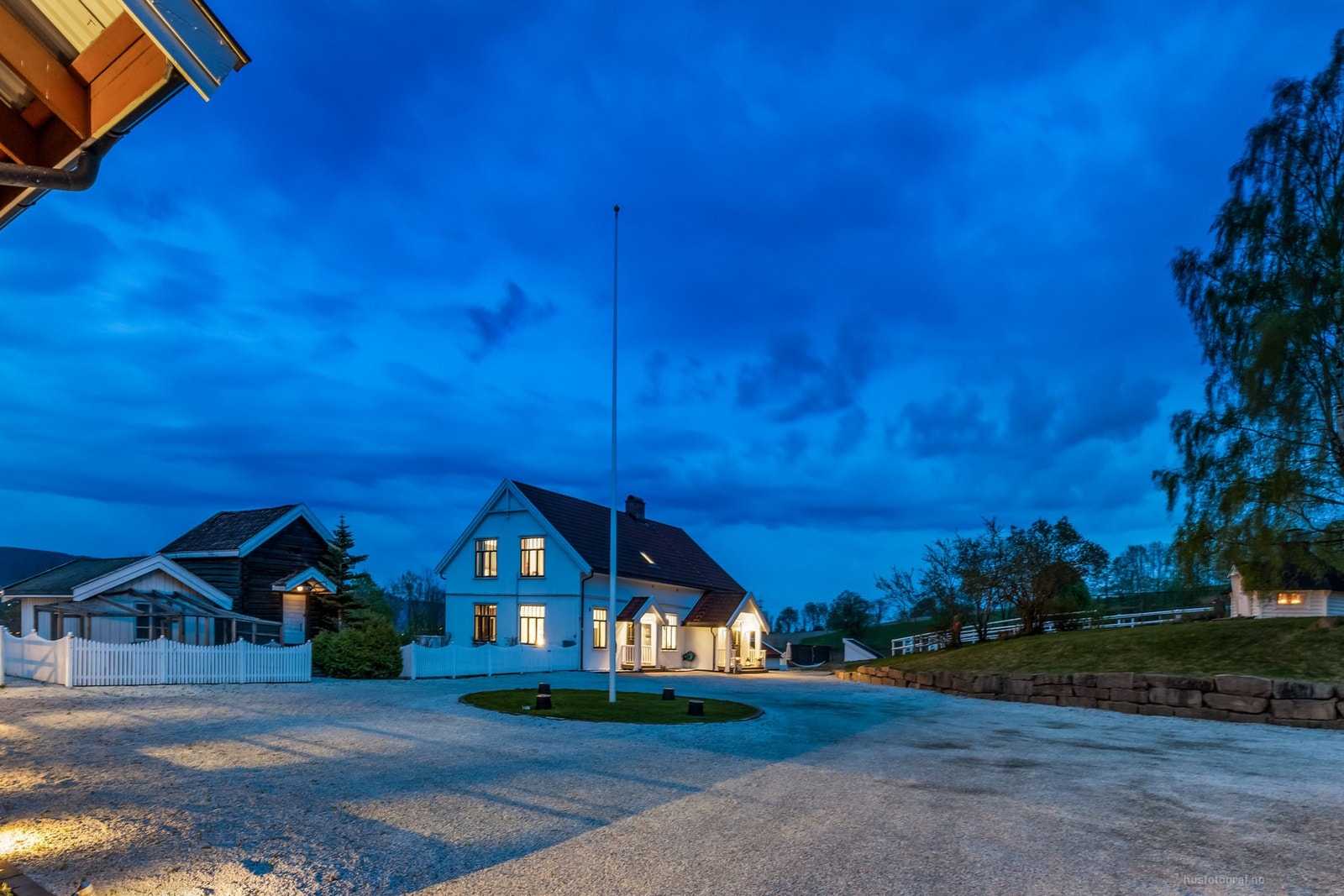 Kveldsstemning på gården Galleribilde