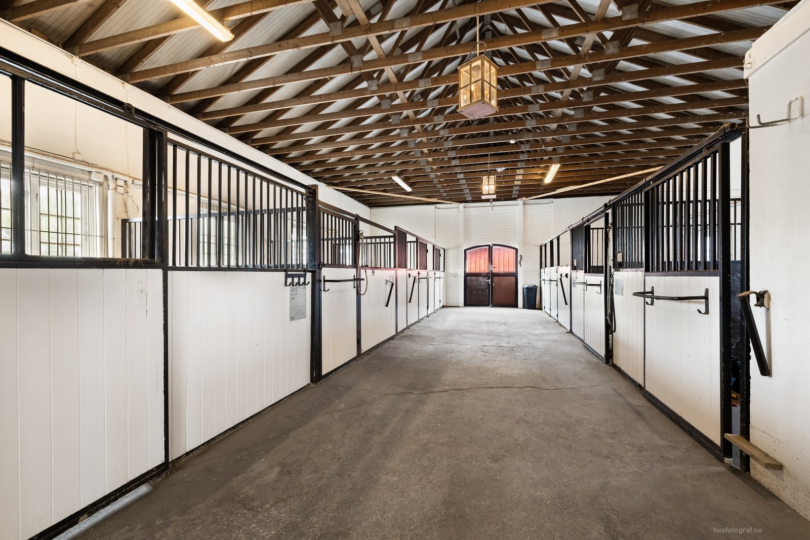 Meget velholdt og oppgradert stall - 9 stallplasser Galleribilde