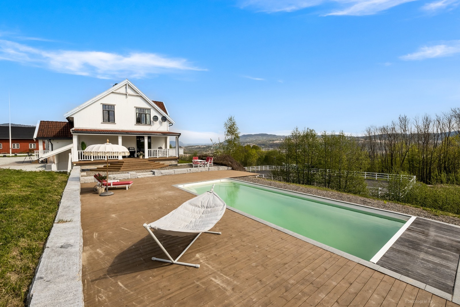 Flotte utearealer med store terrassearealer knyttet til svømmebassenget Galleribilde