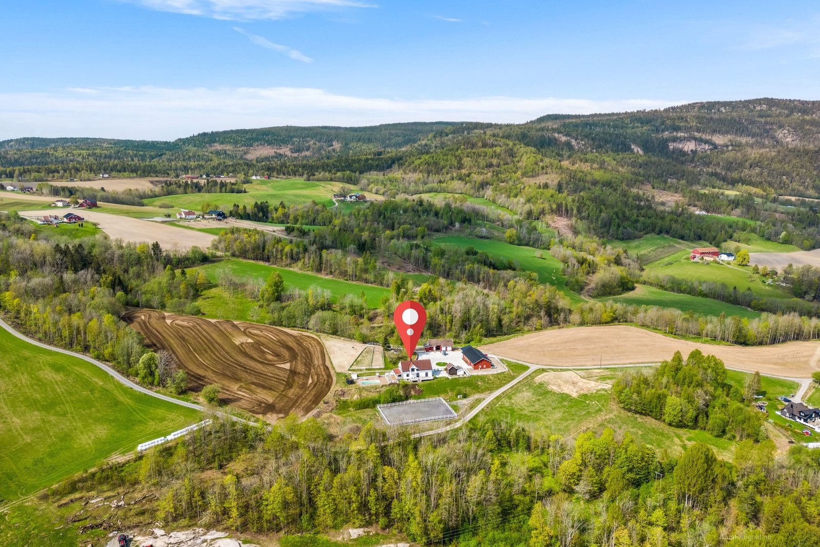 Svært hyggelig gårdstun med bolighus, stabbur, stall og låve, samt ridebane og noe gressareal, flere opparbeidede paddocker! Galleribilde