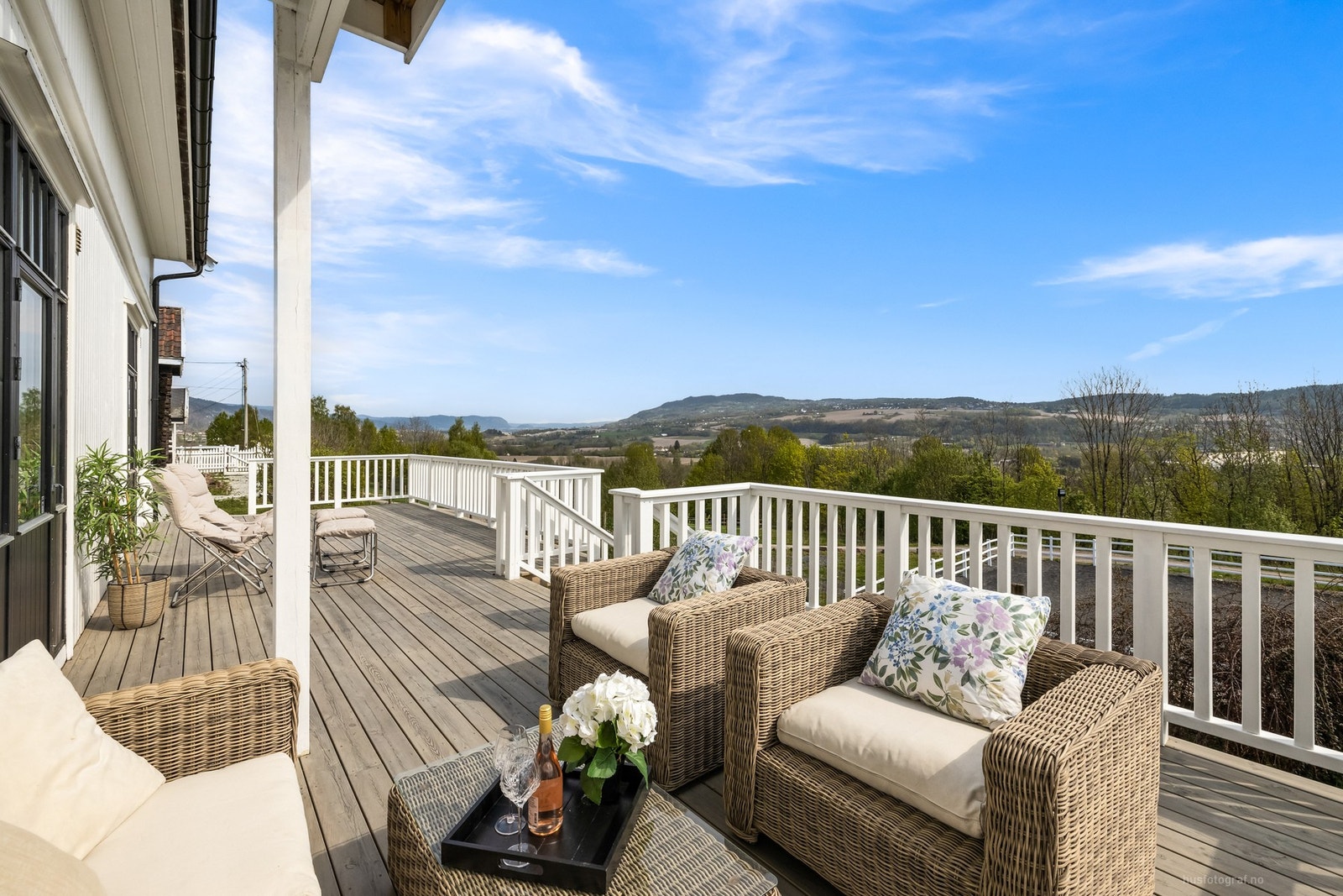 Store oppdaterte terrassearealer med nydelig utsikt! Galleribilde