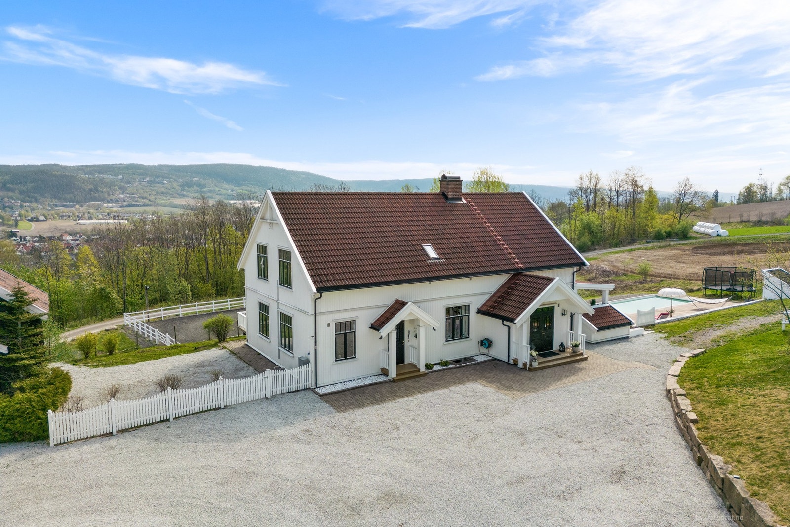 Påkostet og oppgradert hovedhus med romslig gårdsplass og enkel adkomst Galleribilde