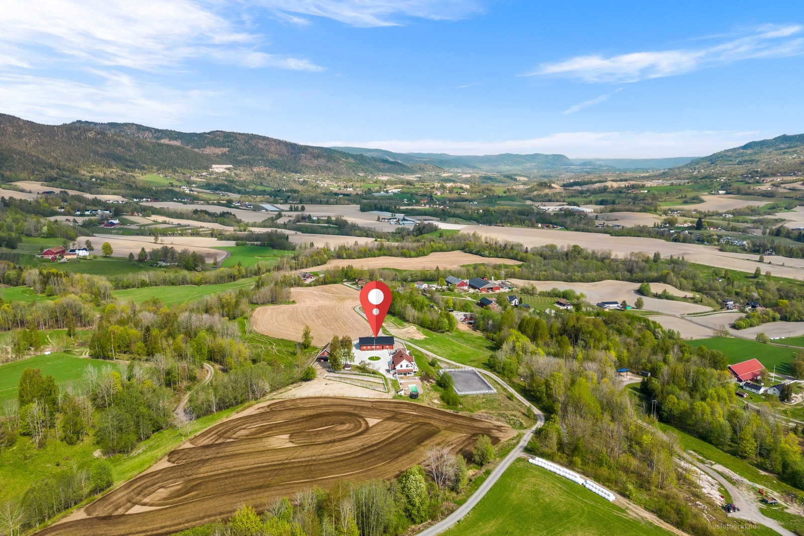 Svært usjenert eiendom som er tilrettelagt for hestehold med inntektsmuligheter! Galleribilde