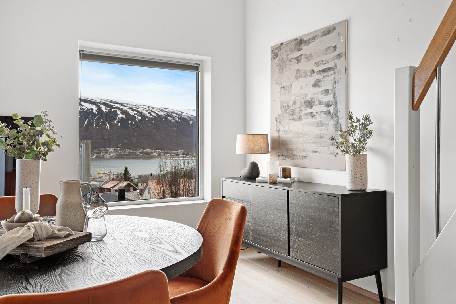 Boligen fremstår tiltalende og moderne med lyse farge- og materialvalg.
