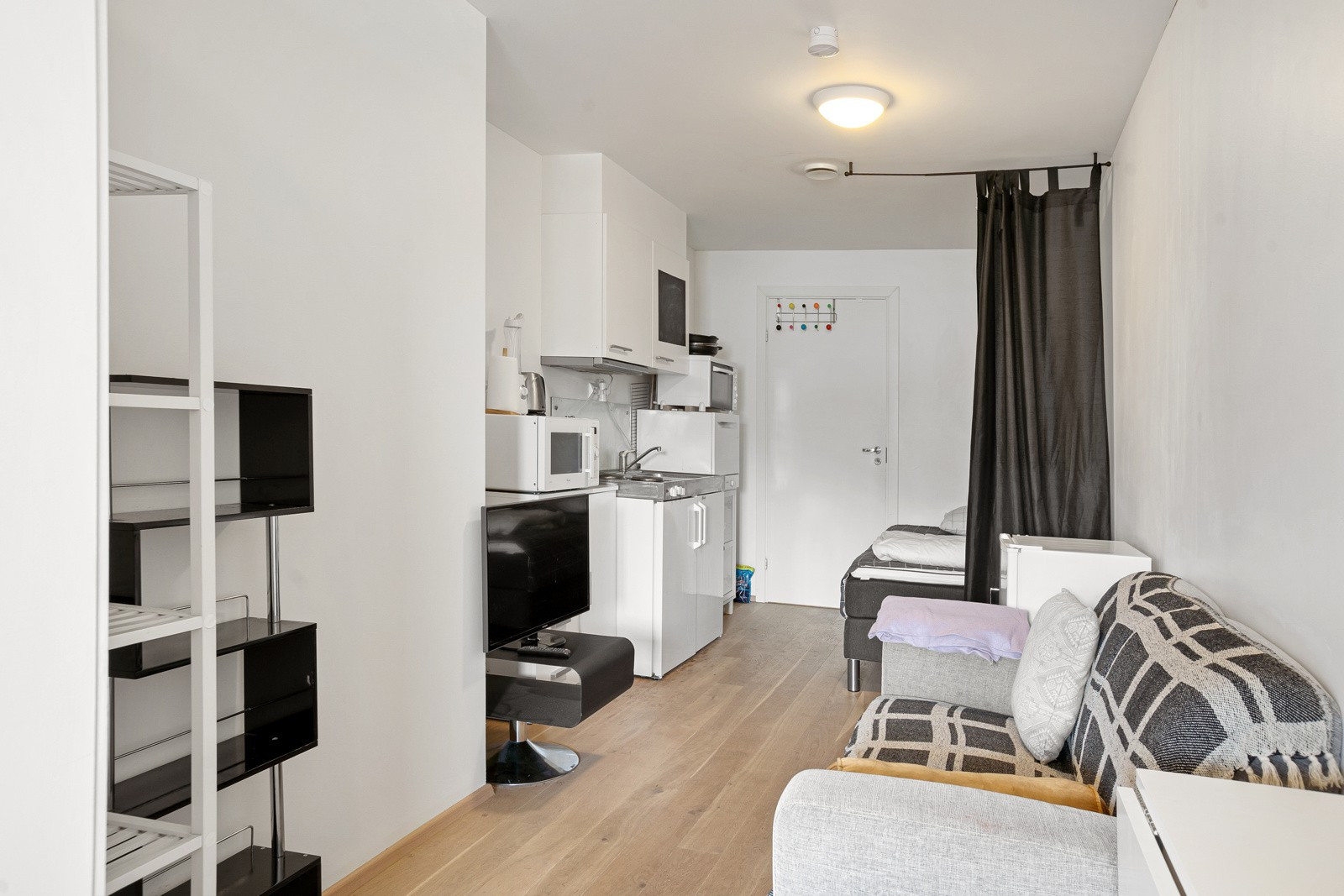 Hybeldel med kjøkken og plass for sofa/seng i stue.