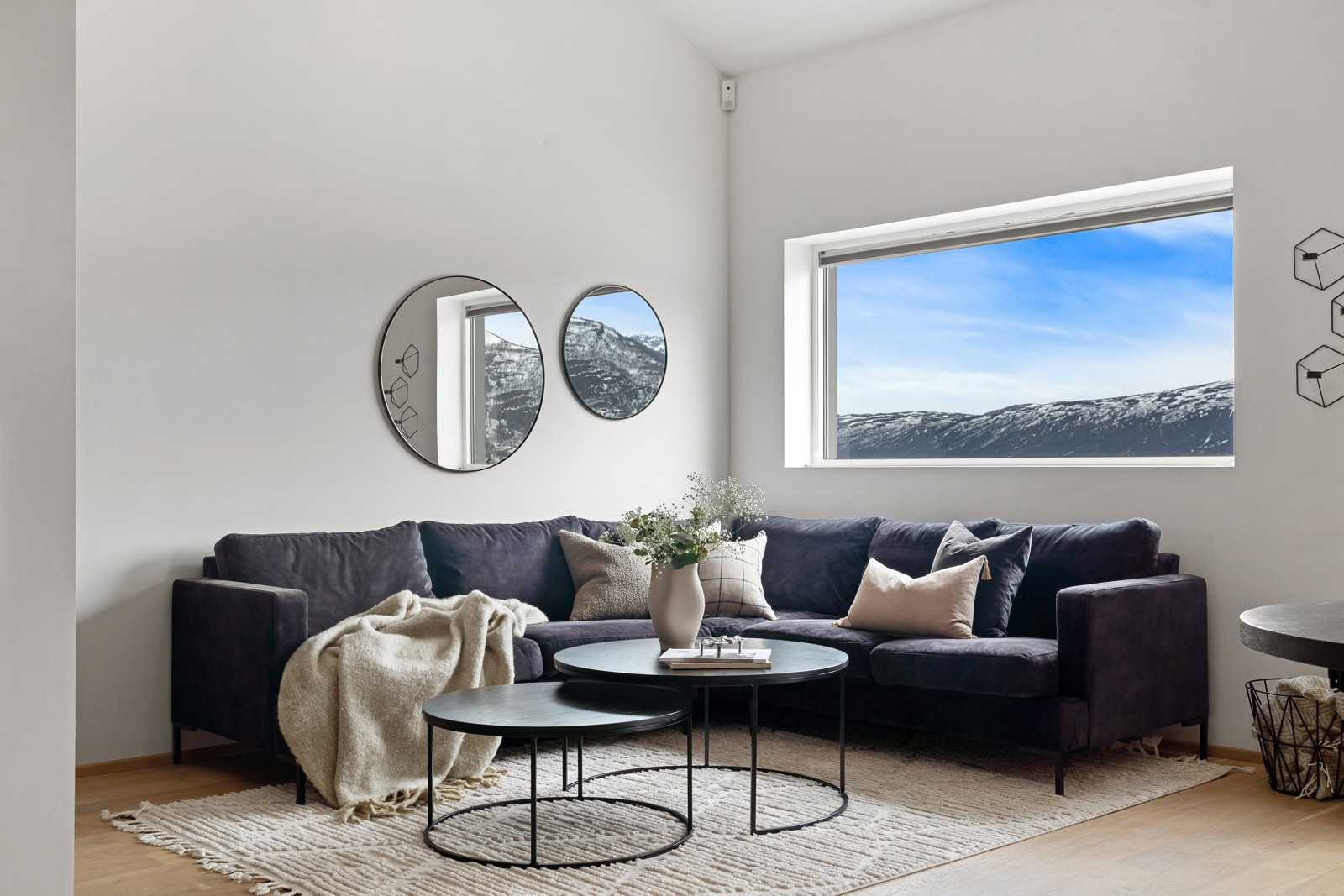 Her har du god plass til stor sofa med tilhørende sofabord.
