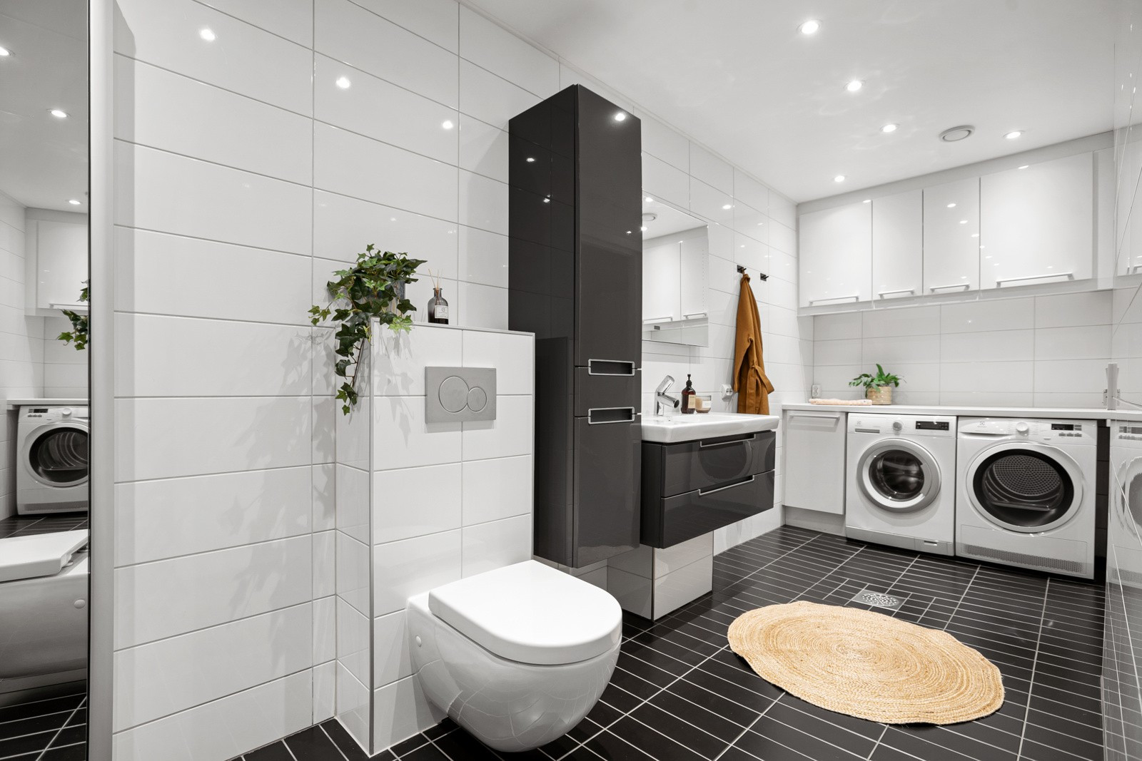 På badet har du vegghengt toalett og god plass for både vaskemaskin og tørketrommel.