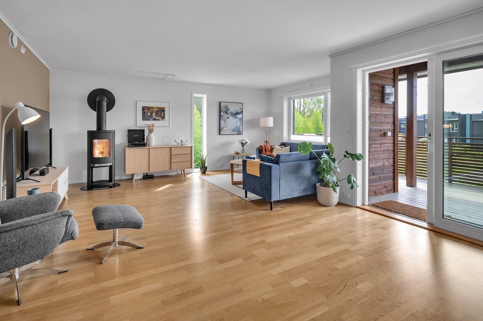 Godt med vindusoverflater og skyvedør i glass gir rikelig med naturlig lysinnslipp. Galleribilde