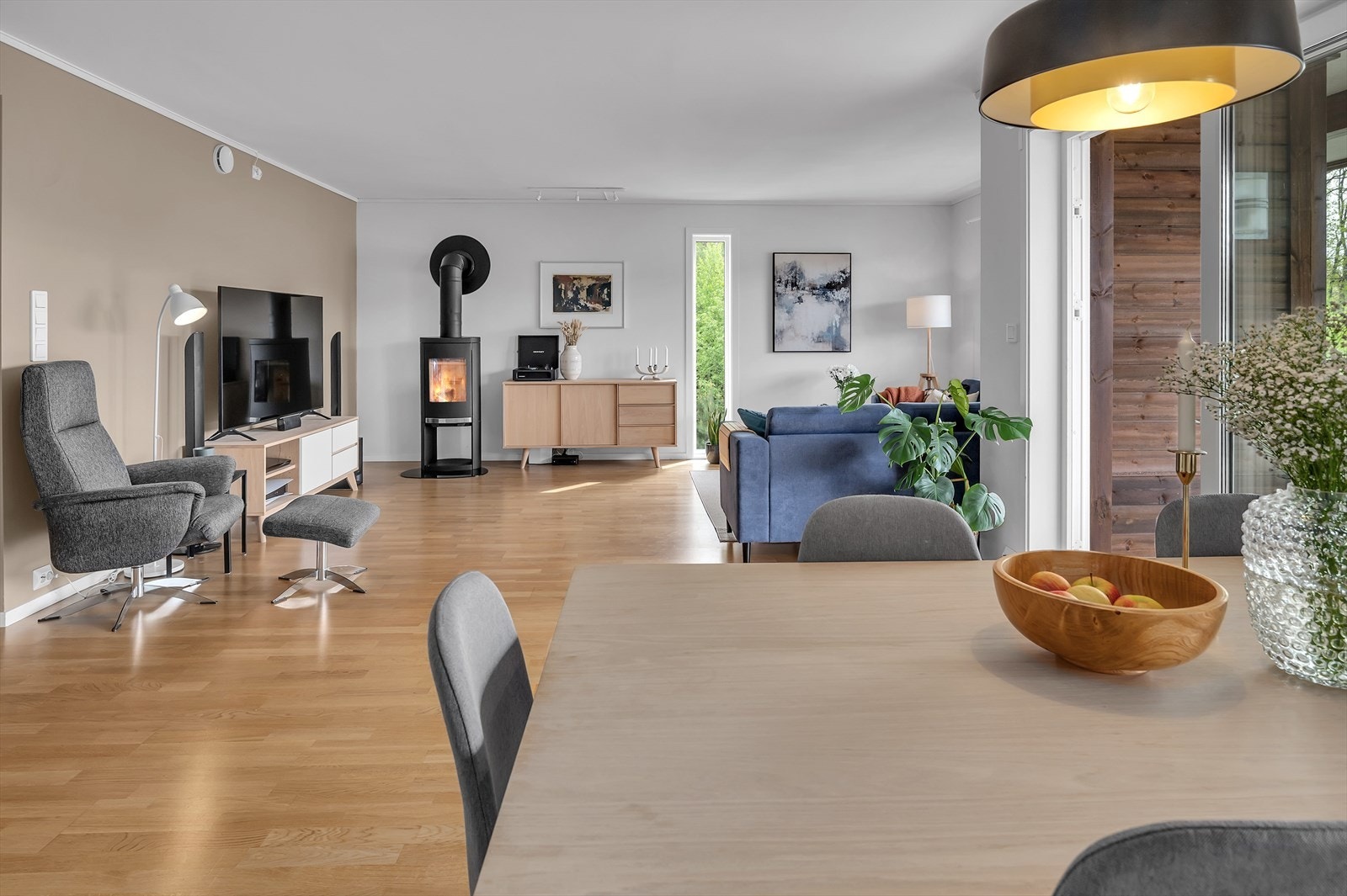 Lys og romslig stue med parkett og lyse slette flater. Galleribilde