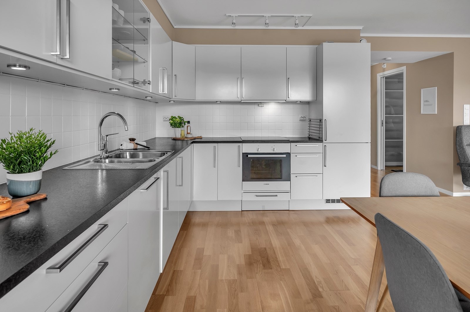 Kjøkkenet har ellers godt med både skap og benkeplass. Galleribilde