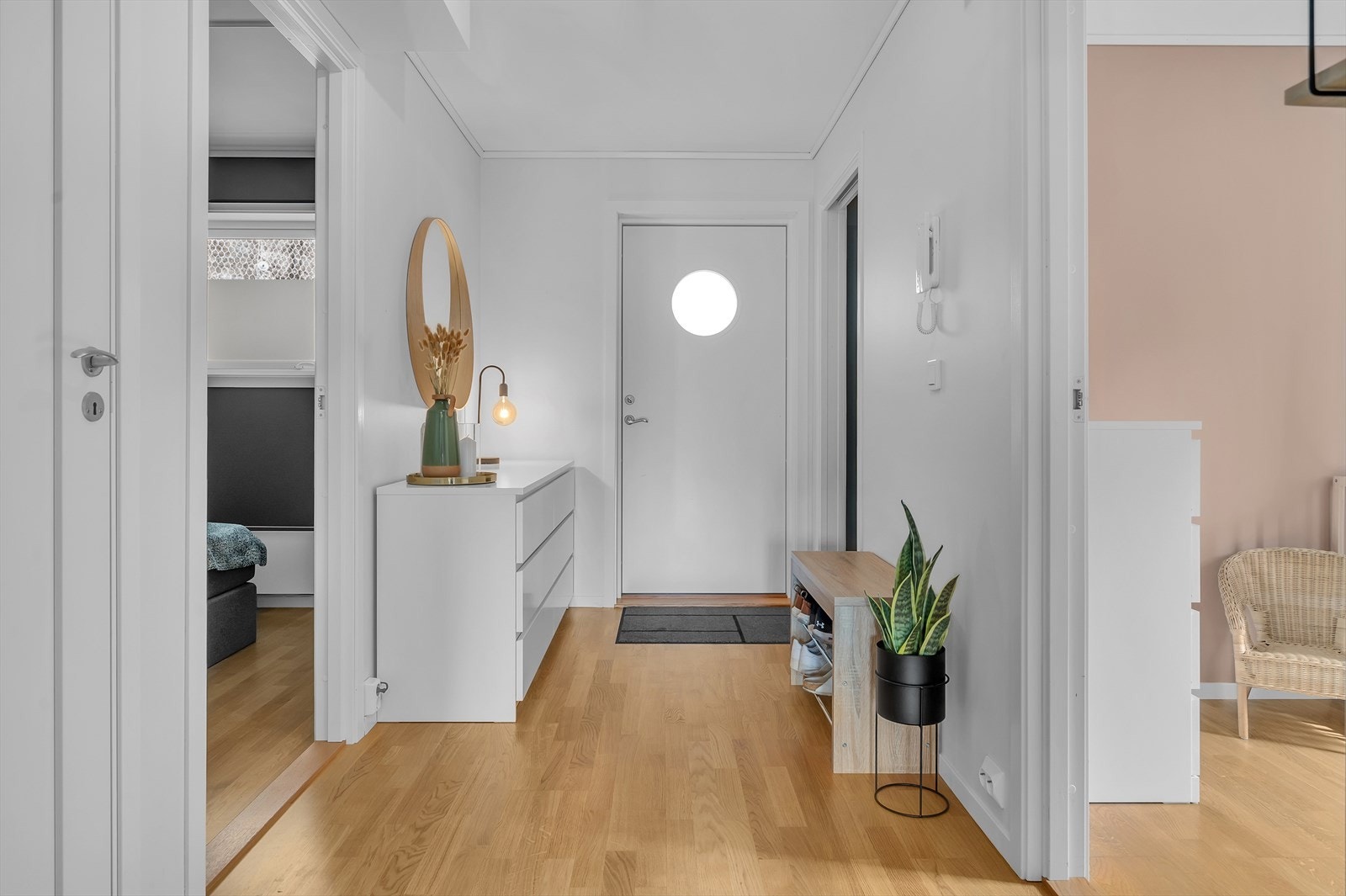 Velkommen inn! Gode oppbevaringsmuligheter like ved inngangspartiet i en praktisk innvendig bod på ca 4 kvm. Galleribilde