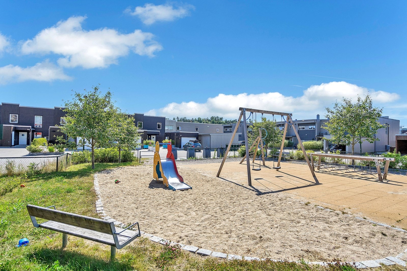 Du finner lekeplasser i gatene for de minste samt fotballbaner og fantastiske turterreng til glede for hele familien. Galleribilde
