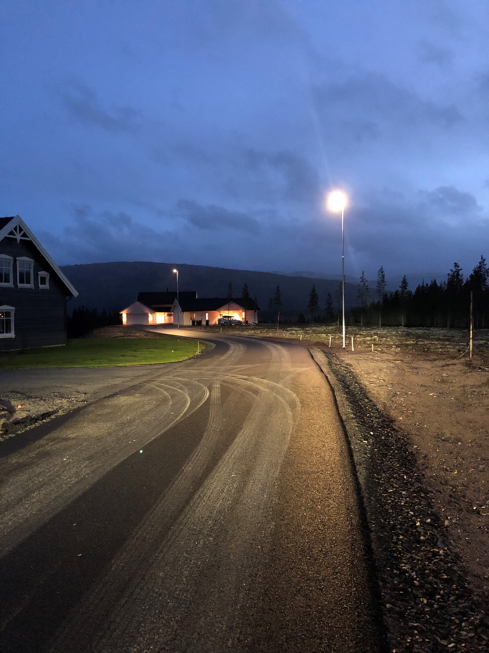 Det er satt opp gatelys som gjør det trygt å ferdes på kveldstid Galleribilde