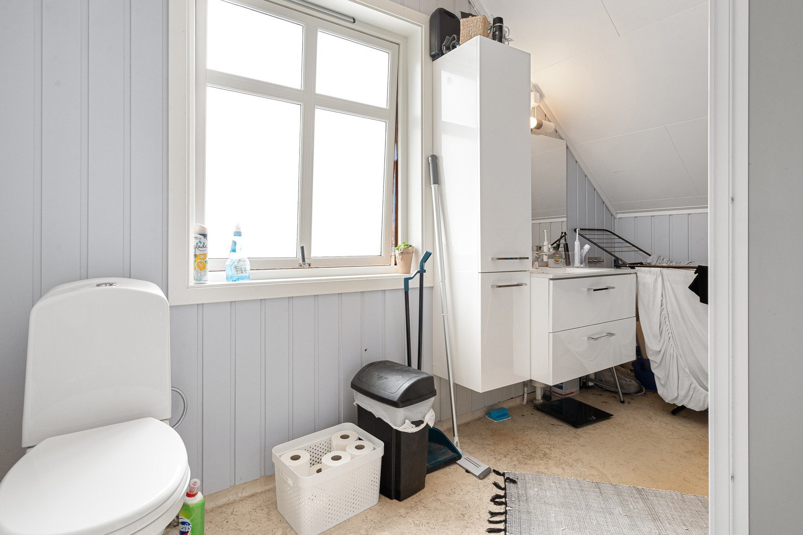 Bad i 2. etasje med kran og avløp for vaskemaskin, samt dusjkabinett og baderomsinnredning med god skapplass.