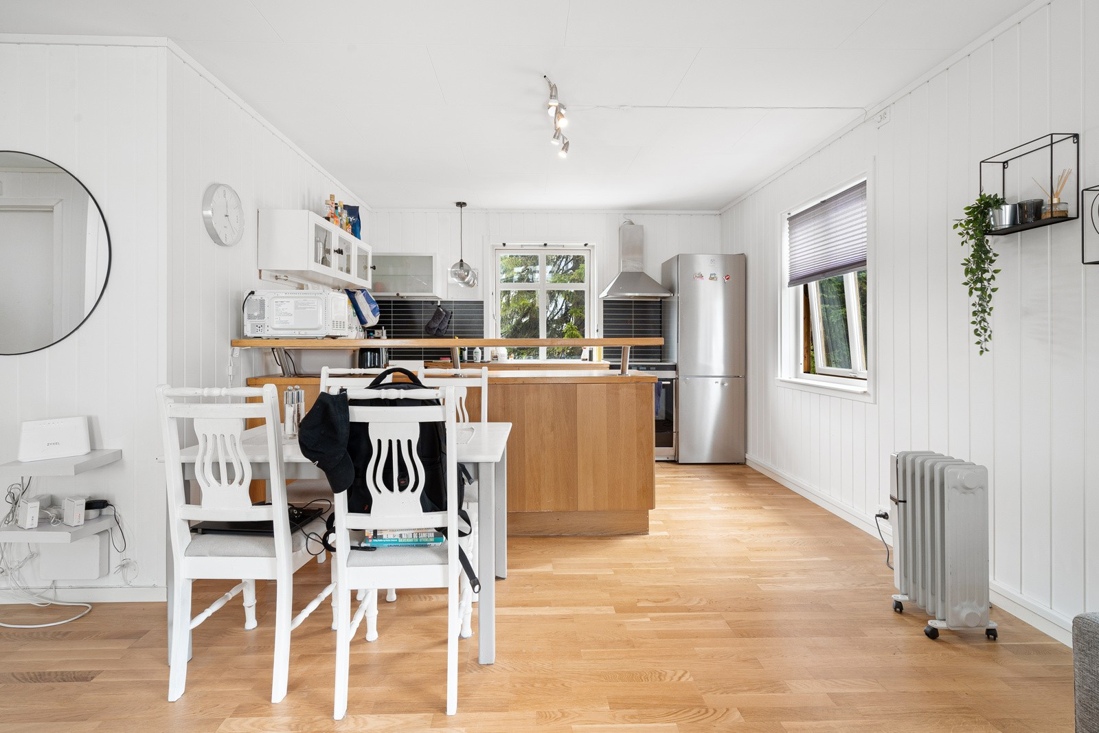 1. etasje fremstår moderne med stor stue og kjøkken i åpen løsning, pent bad og to soverom.