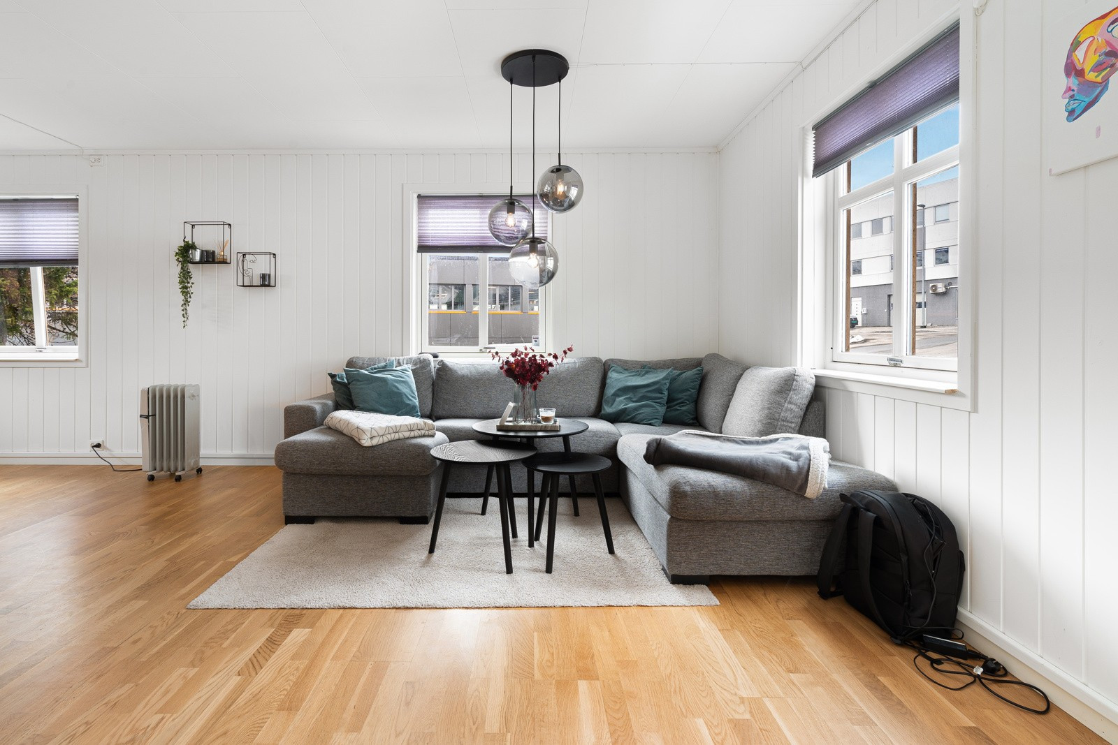 Stuen har naturlige soner for både sofagruppe og spisebord.