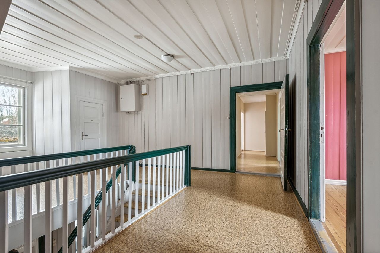 Åpent gangareal. Det er gjennomgående i hele huset at det er store, åpne rom Galleribilde
