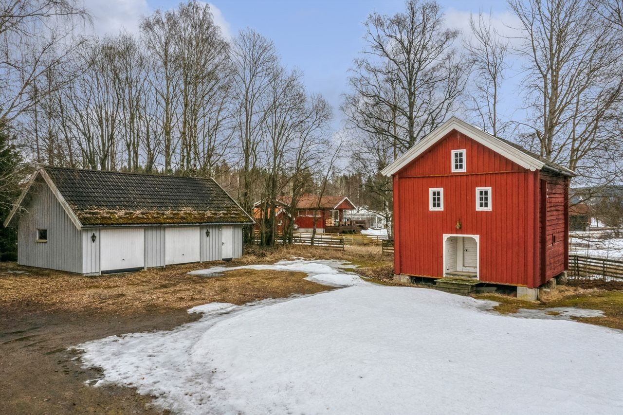 Eiendommen består av en flott bygning med mye historie og sjel, et eldre stabbur og en romslig garasje Galleribilde