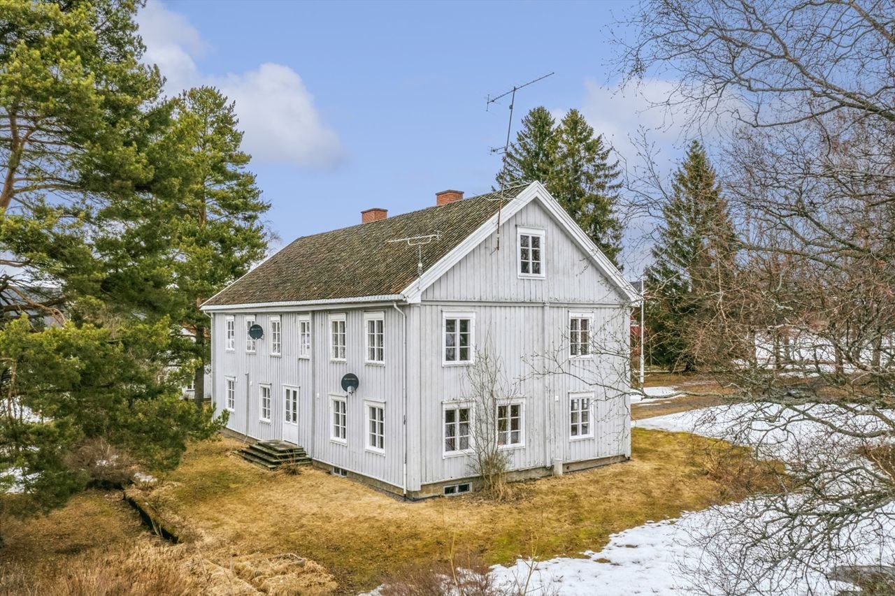 Våningshuset er opprinnelig oppført som et to etasjers laftet tømmerhus mellom 1855-1900. I ca. 1948 ble boligen restaurert etter plan av arkitekt Åke Grenanger og fikk ny utvendig og innvendig kledning Galleribilde