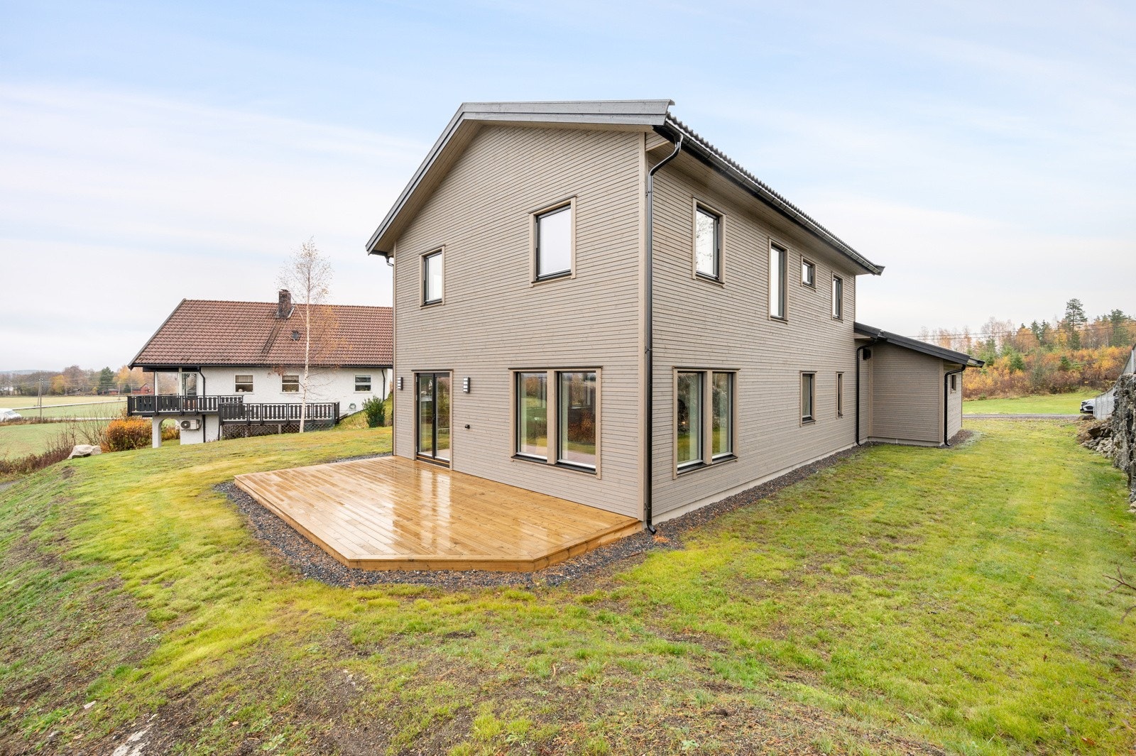 Fra stuen i første etasje er det utgang til en markterrasse med naturskjønn utsikt. Galleribilde
