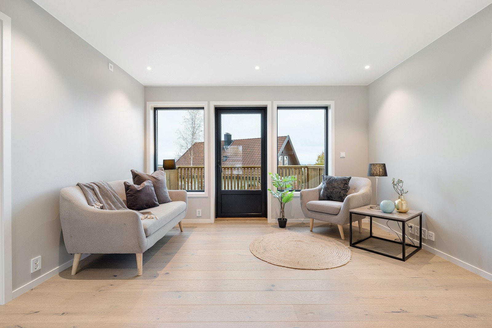 Loftstuen får gjennomgående dagslys via vinduer i hver ende, supplert med downlights innfelt i himlingen. Galleribilde