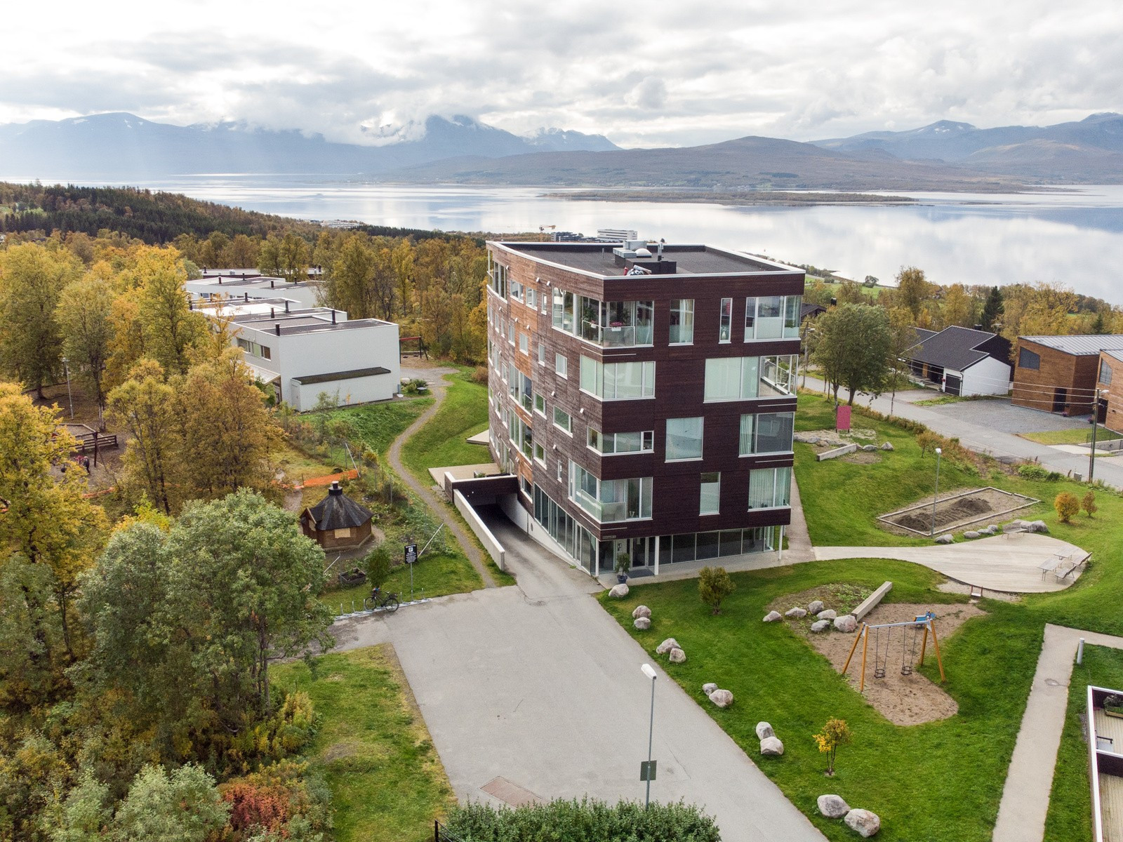 Fine uteområder med gjesteparkering
