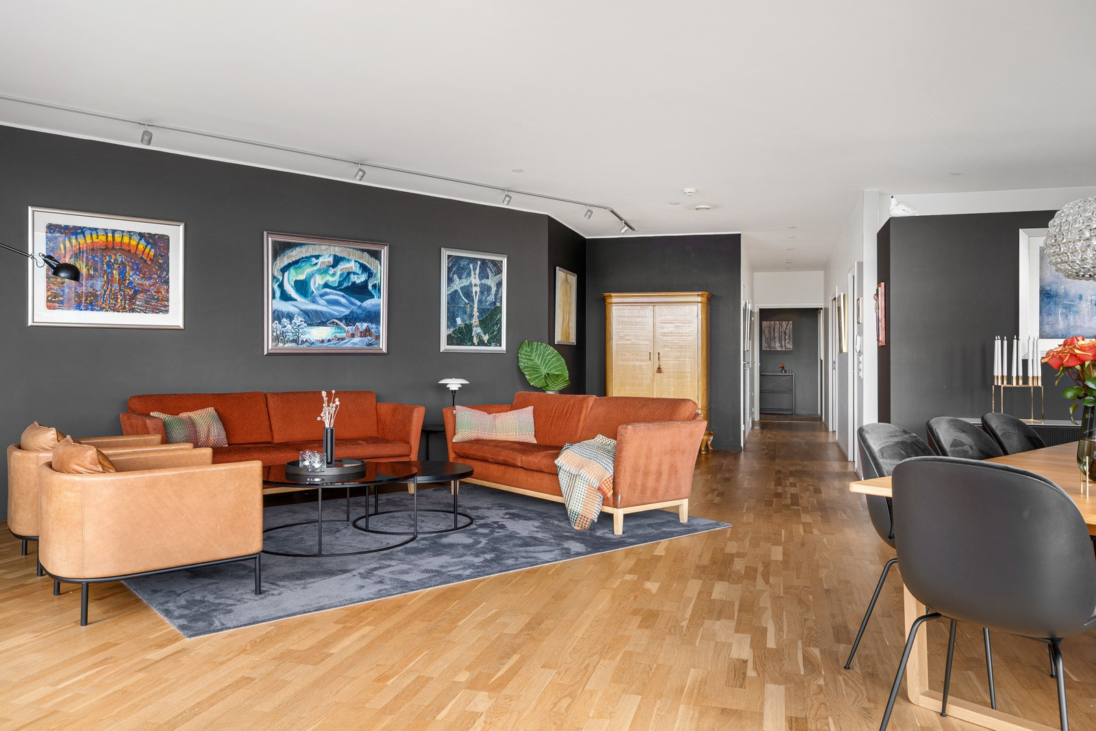 Stuen er lys og moderne, innredet med tidsriktige og delikate farger