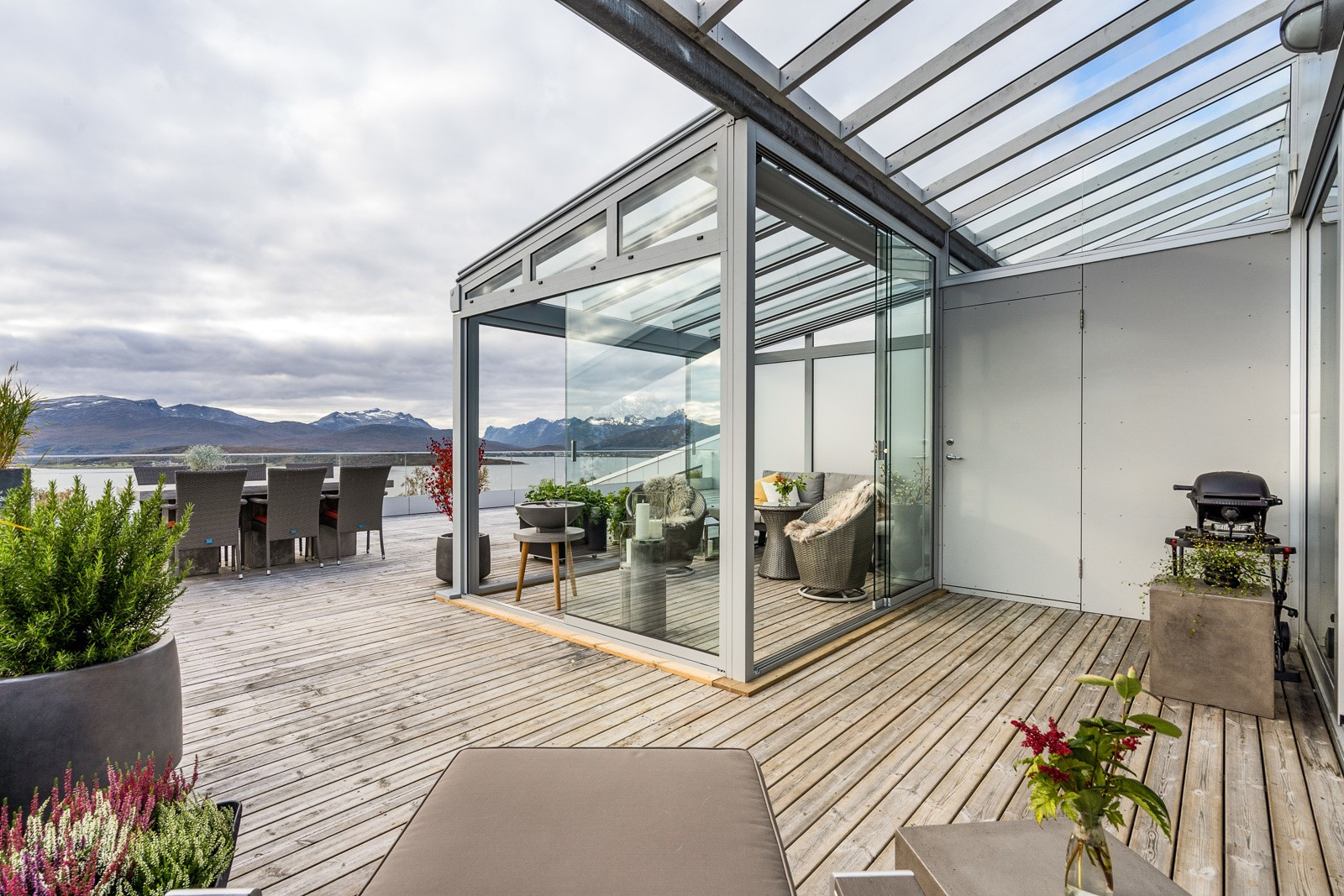 Deler av terrassen er innglasset