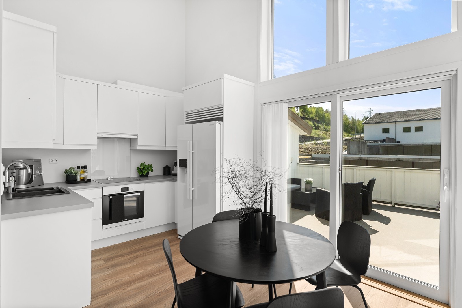 Her er god plass til spisegruppe samt skyvedørsutgang til solrik terrasse Galleribilde