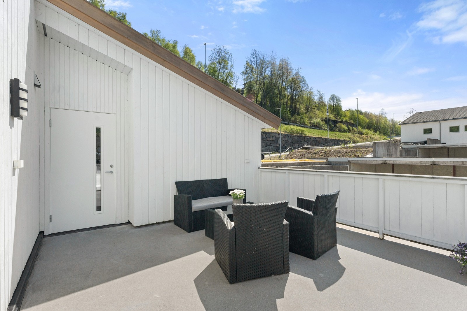 Tidligere var åpent fra carport til terrasse, nå er satt opp vegg og dør mellom som er mer praktisk forhold til vind osv Galleribilde