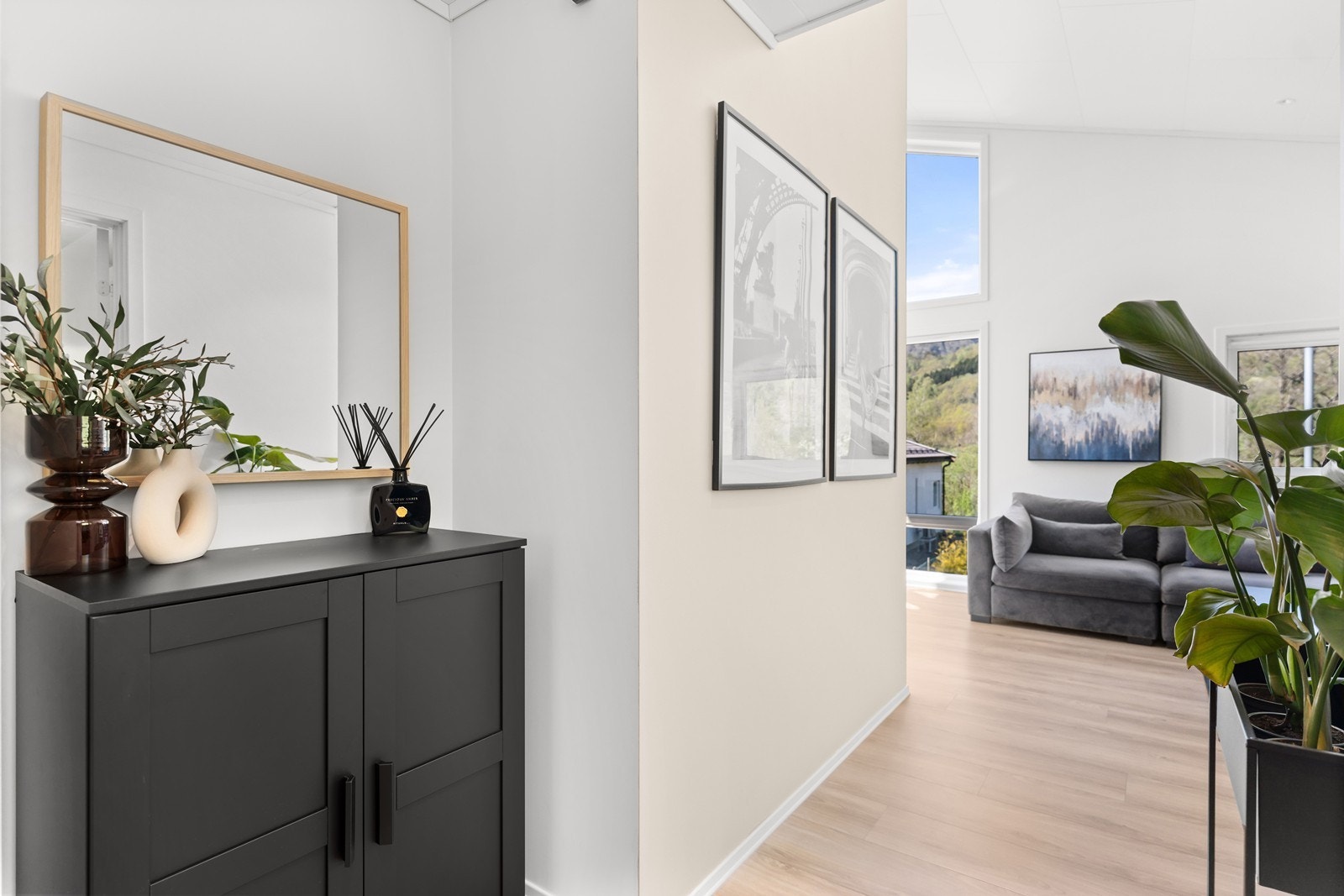 Fra gang og inn mot stue Galleribilde