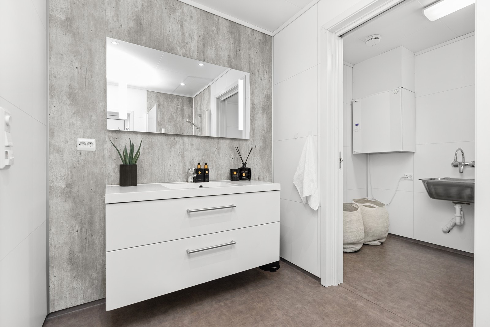 Her er grei baderomsinnredning med skuffer som har god plass. Galleribilde