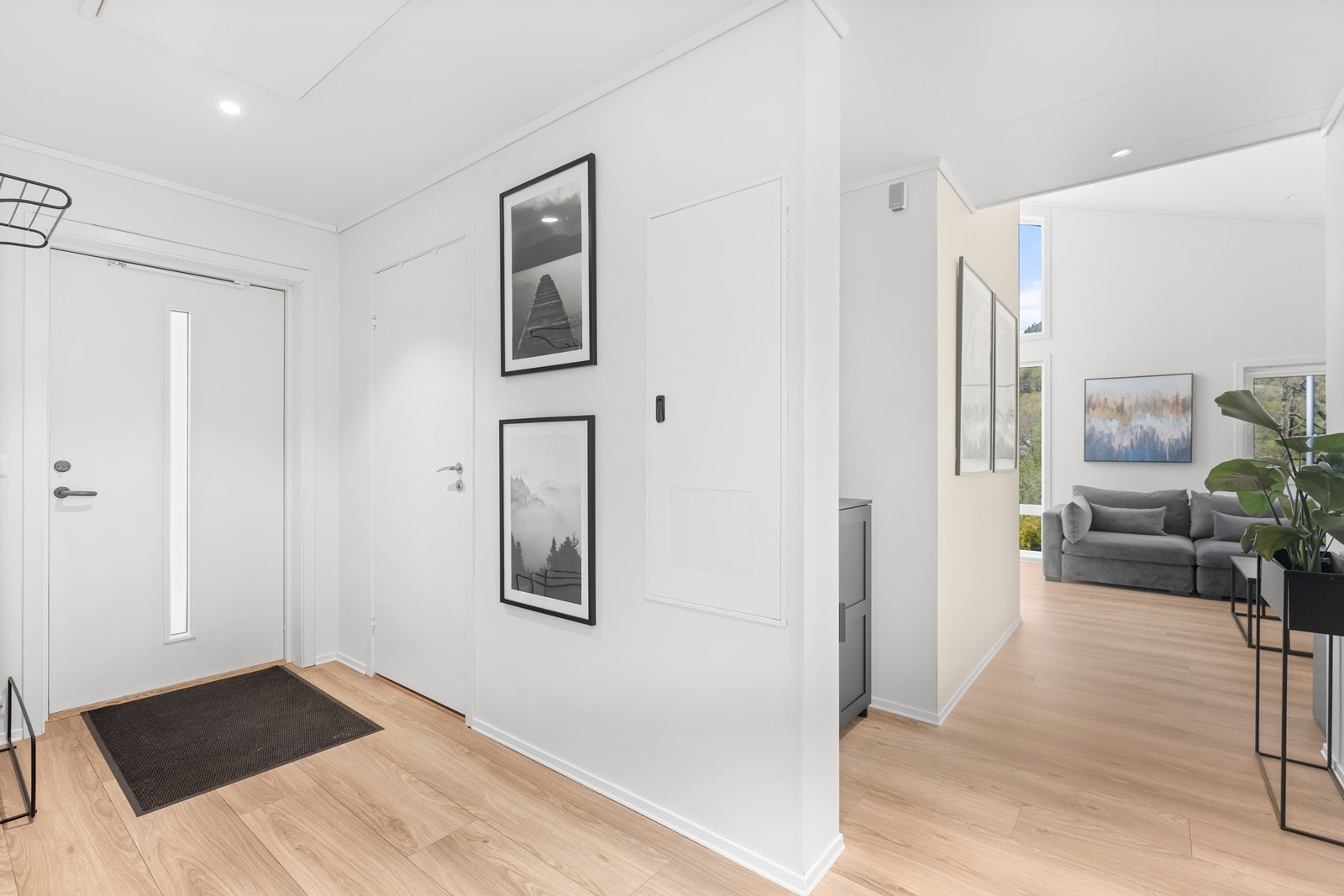 Inngangsparti og inn mot stue. Ved inngangsdør er grei bod/ klesrom Galleribilde