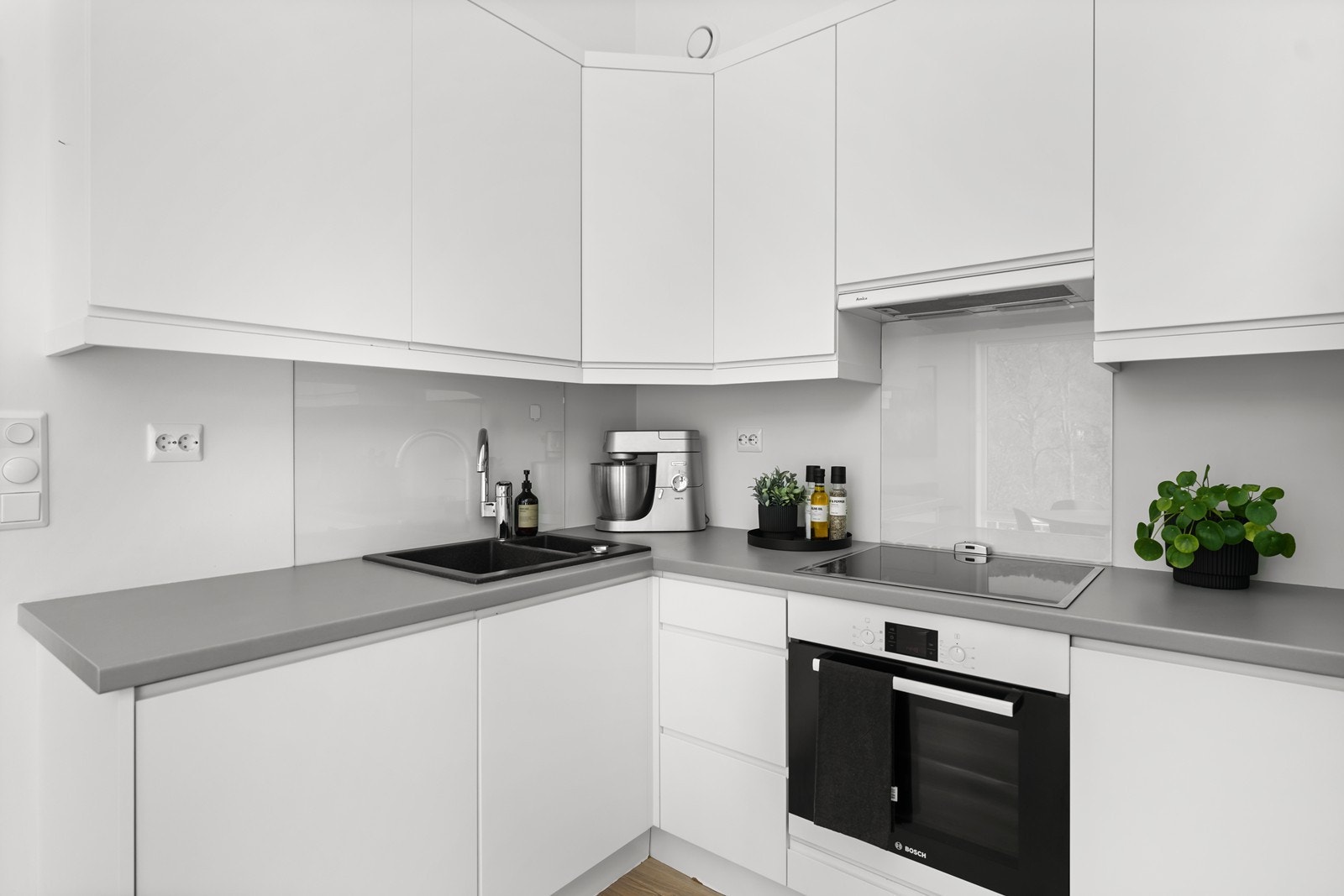 Integrerte hvitevarer som medfølger og god skapplass Galleribilde