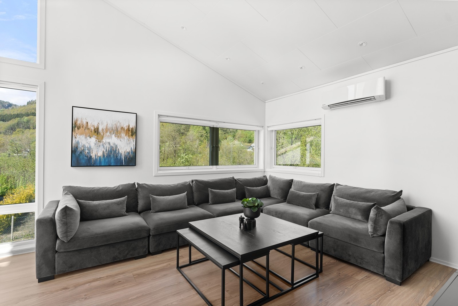 Stua har god plass til romslig sofagruppe og greie møbleringsmuligheter Galleribilde