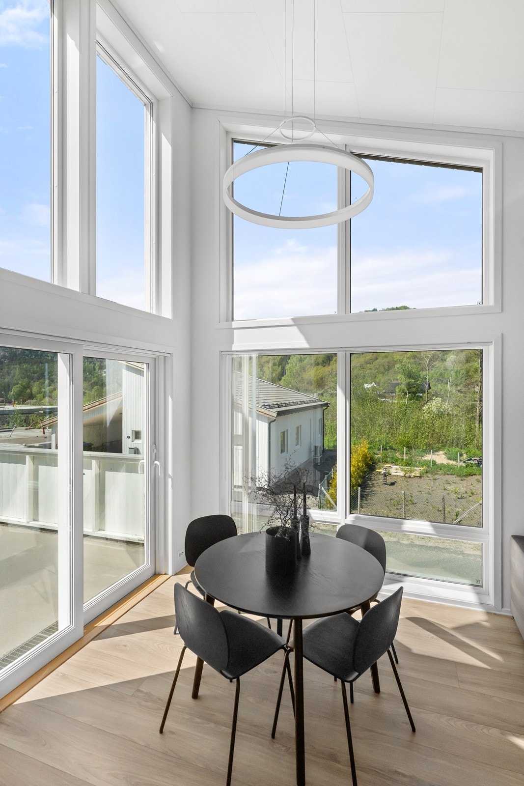 Boligen har moderne løsninger som vinduer fra gulv til tak Galleribilde