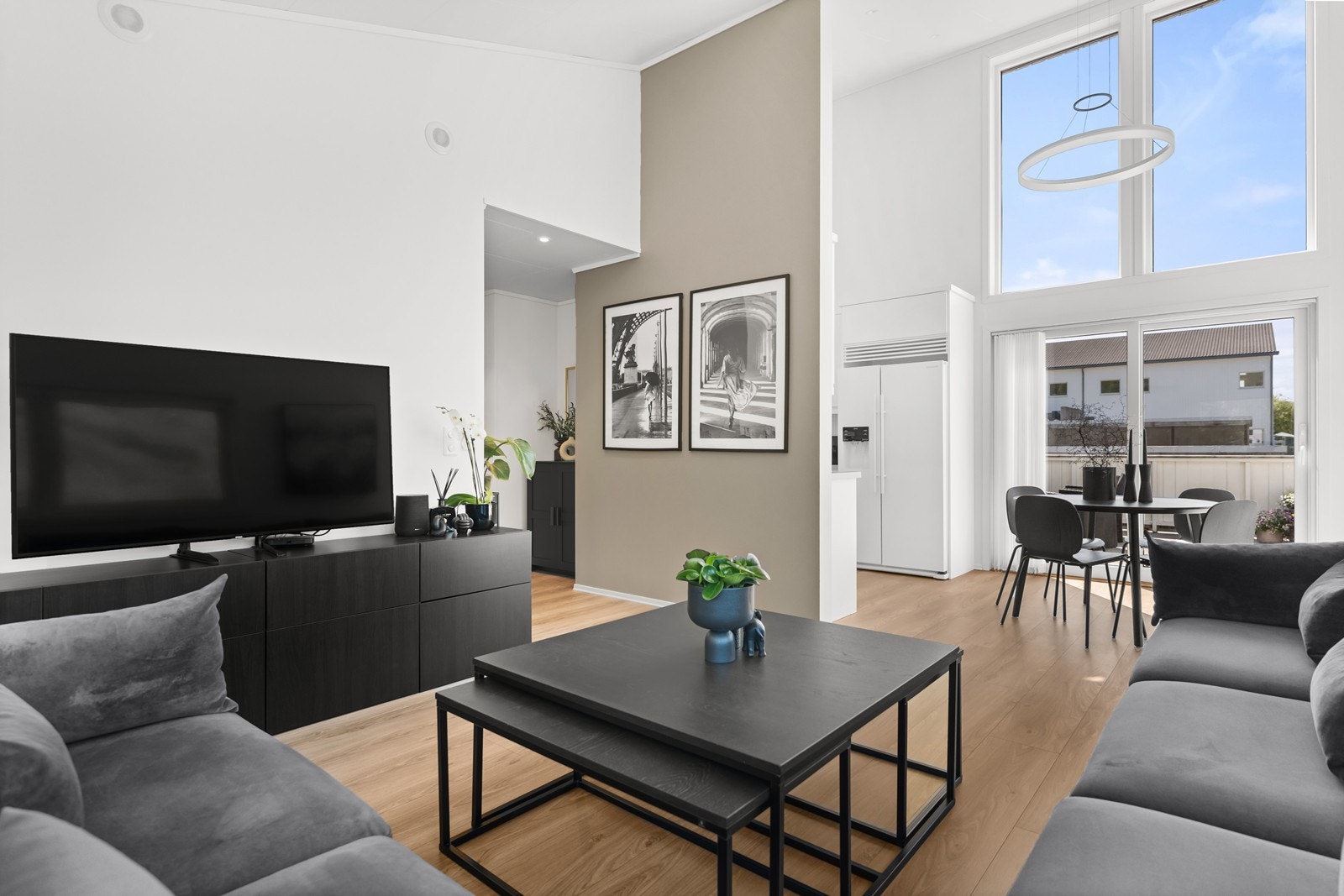 Stue og kjøkken har åpen løsning samt ekstra god takhøyde så her er lyst og luftig Galleribilde