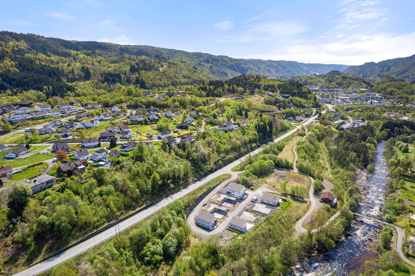 Eiendommen ligger tilbaketrukket forhold til støy fra vei, her er kun 5-10 min å spasere til sentrum Galleribilde